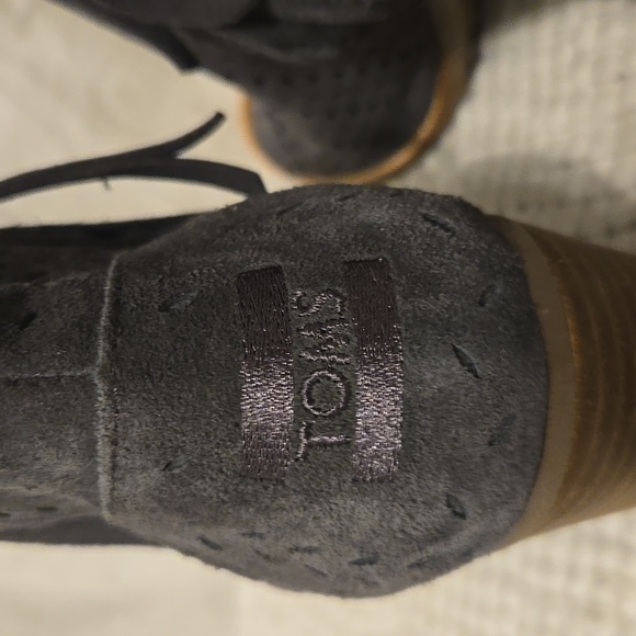 TOMS Majorca Floral Embossed Blue/Gray Peep-Toe - Picture 4 of 9